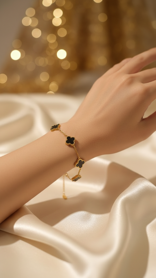 Vintage Clover Charm Bracelet – Gold & Black Onyx Style