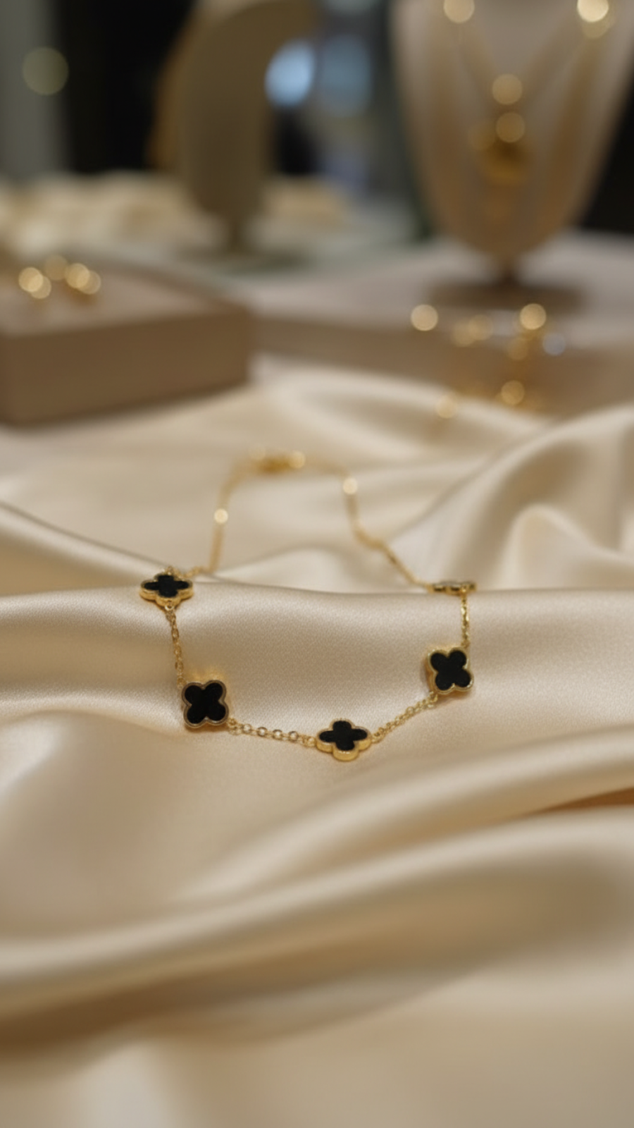 Vintage Clover Charm Bracelet – Gold & Black Onyx Style