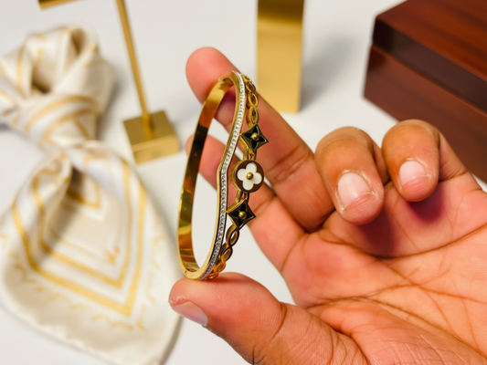 Non-Fading Titanium Steel Clover Bangle